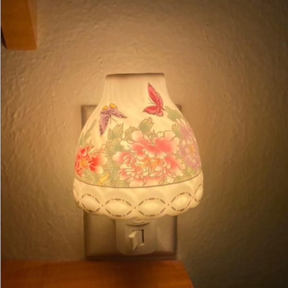 Flowers & Butterflies Porcelain wall plug-in nite